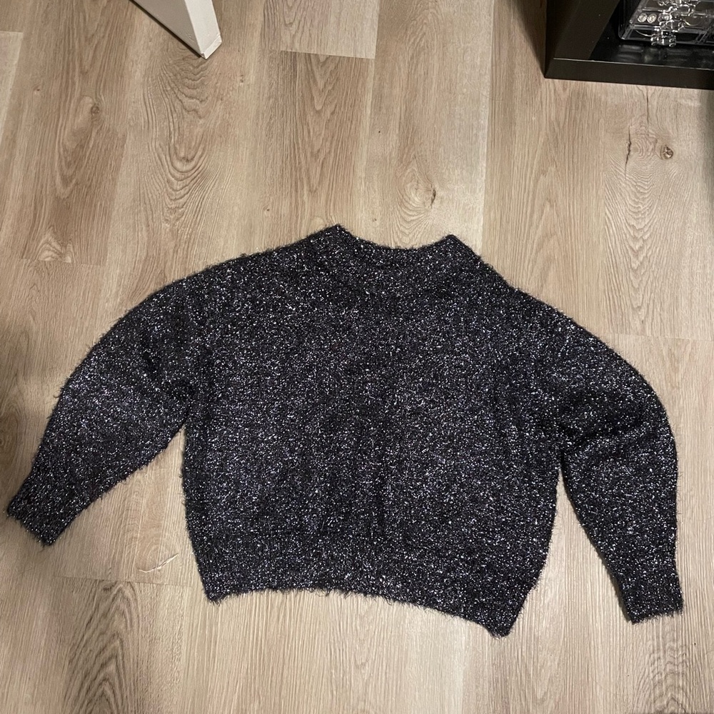 H&M cropped sweater in dark grey. Size XS. Like new with no sign of wear